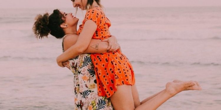 Lesbische Partnersuche - So einfach funktioniert "Sie sucht Sie"