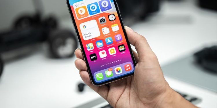 Handyhülle oder Schutzglas: Was ist der bessere Schutz für mein Handy?