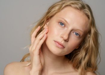 Karamellblond – warme, beliebte Haarfarbe für Frauen