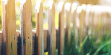 Ungestört mit der Familie: 5 Tipps für schöne Grundstücksbegrenzungen