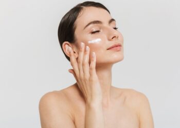 Hautpflege-Routine für Frauen: Wie man seine Schönheit zum Leuchten bringt