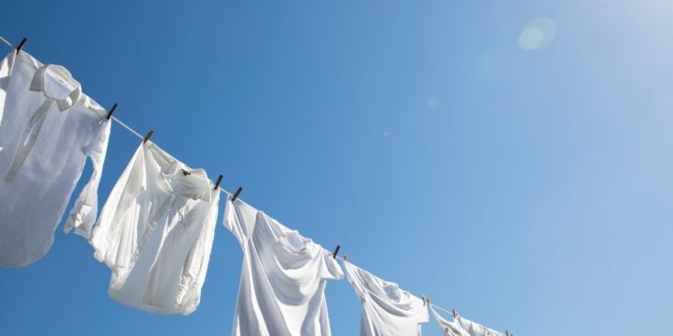 So wählen Sie die richtige Unterwäsche für weiße Kleidung aus