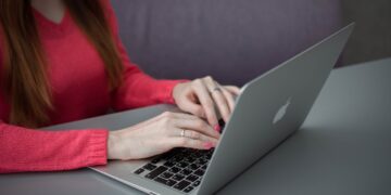 Digitale Kompetenz im Arbeitsumfeld: Wie Frauen in Österreich ihre digitale Kompetenz ausbauen.