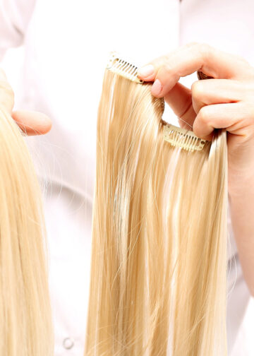 Haarverlängerungen richtig pflegen: Tipps, um lange Freude an Echthaar-Extensions zu haben