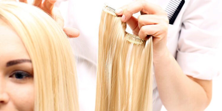 Haarverlängerungen richtig pflegen: Tipps, um lange Freude an Echthaar-Extensions zu haben