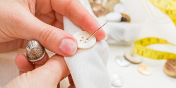 Kleidung länger tragen statt neu kaufen: Wie Upcycling und kleine Änderungen den Alltag nachhaltiger machen